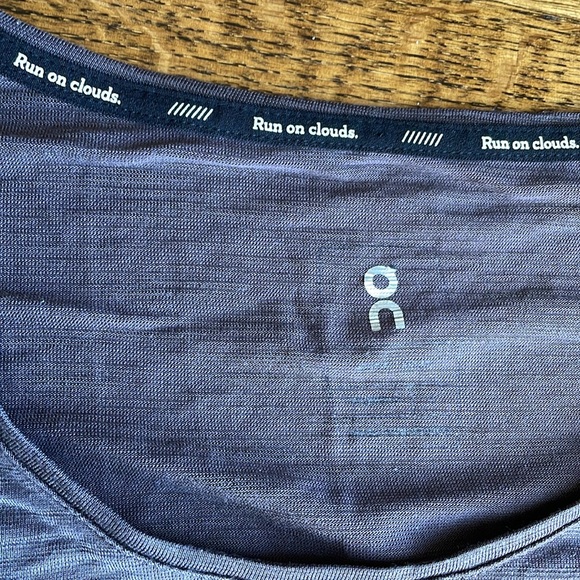On Running Women’s Top Size Small - Picture 3 of 3